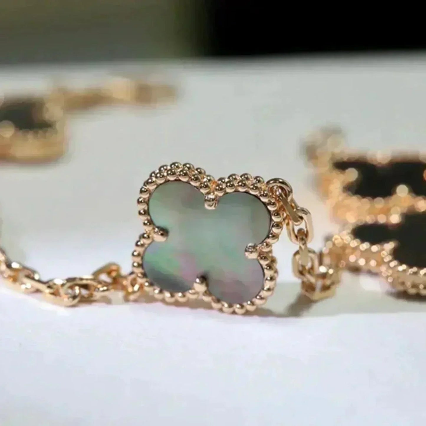 [Vintora] CLOVER 5 MOTIF GRAY MOP BRACELET COLLECTION