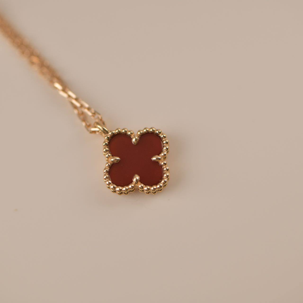 [Vintora]CLOVER MINI 9.5MM WHITE CARNELIANS NECKLACE