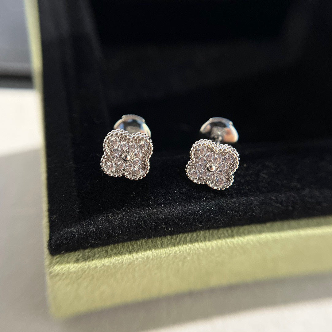 [Vintora]CLOVER MINI DIAMOND STUD EARRINGS