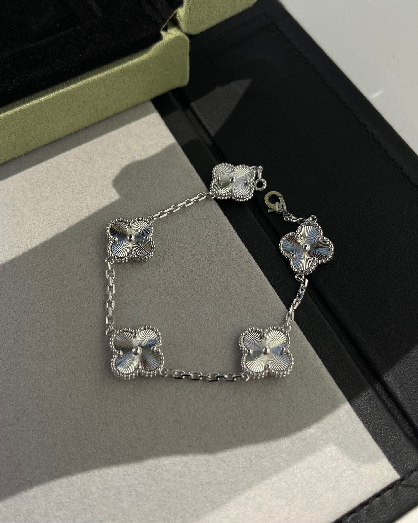 [Vintora] CLOVER 5 MOTIF LASER BRACELET COLLECTION