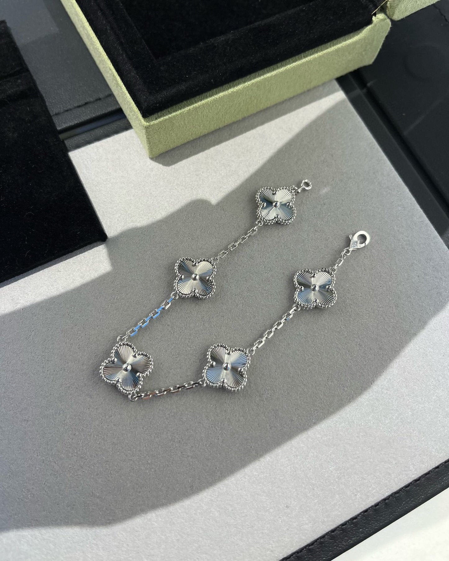 [Vintora] CLOVER 5 MOTIF LASER BRACELET COLLECTION